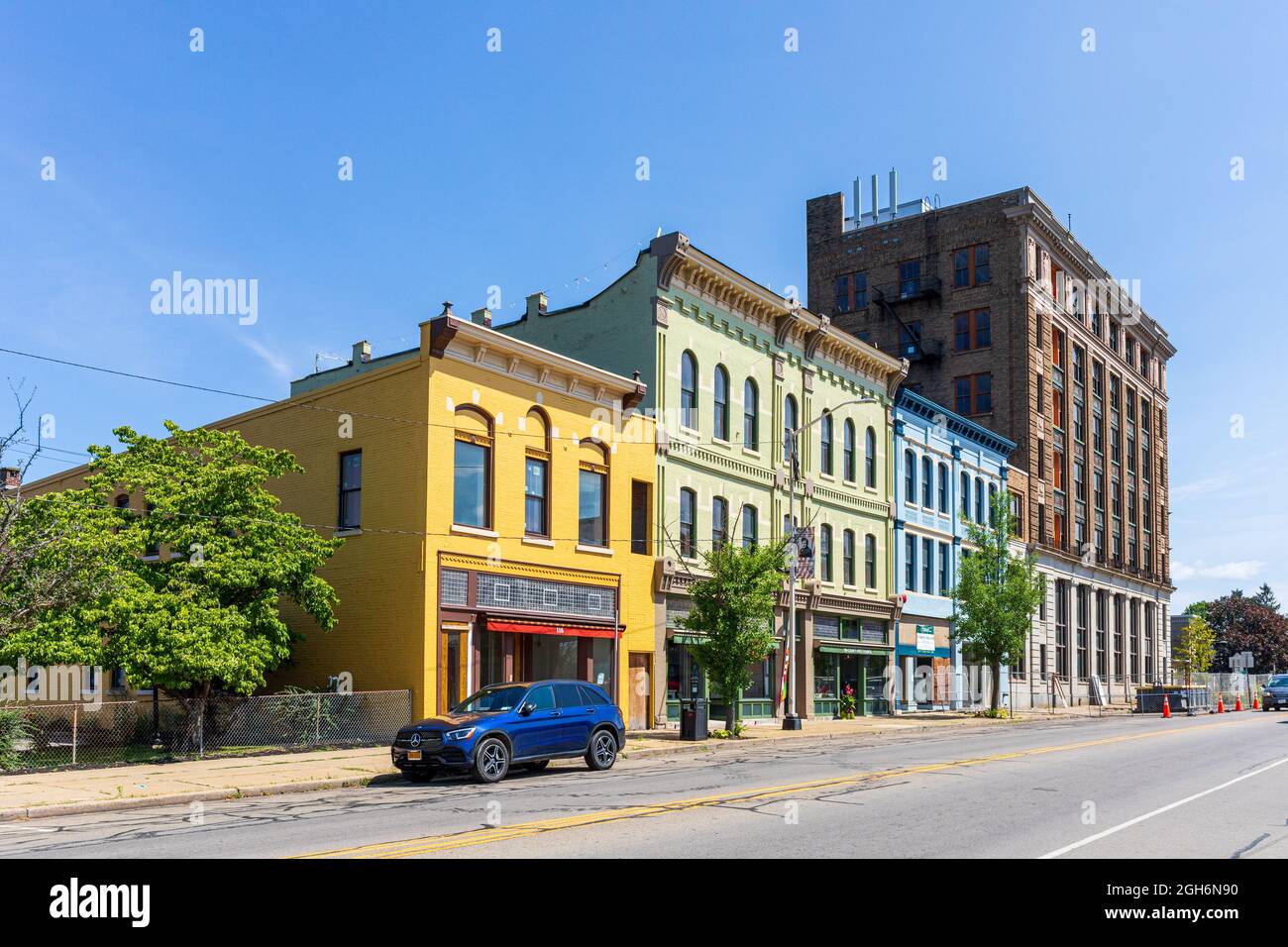 OLEAN, NY, USA-14. AUGUST 2021: Historischer Gebäudeblock, einschließlich des 1915 Manufakturgebäudes in Hannover, der für den Umbau geplant ist. Stockfoto