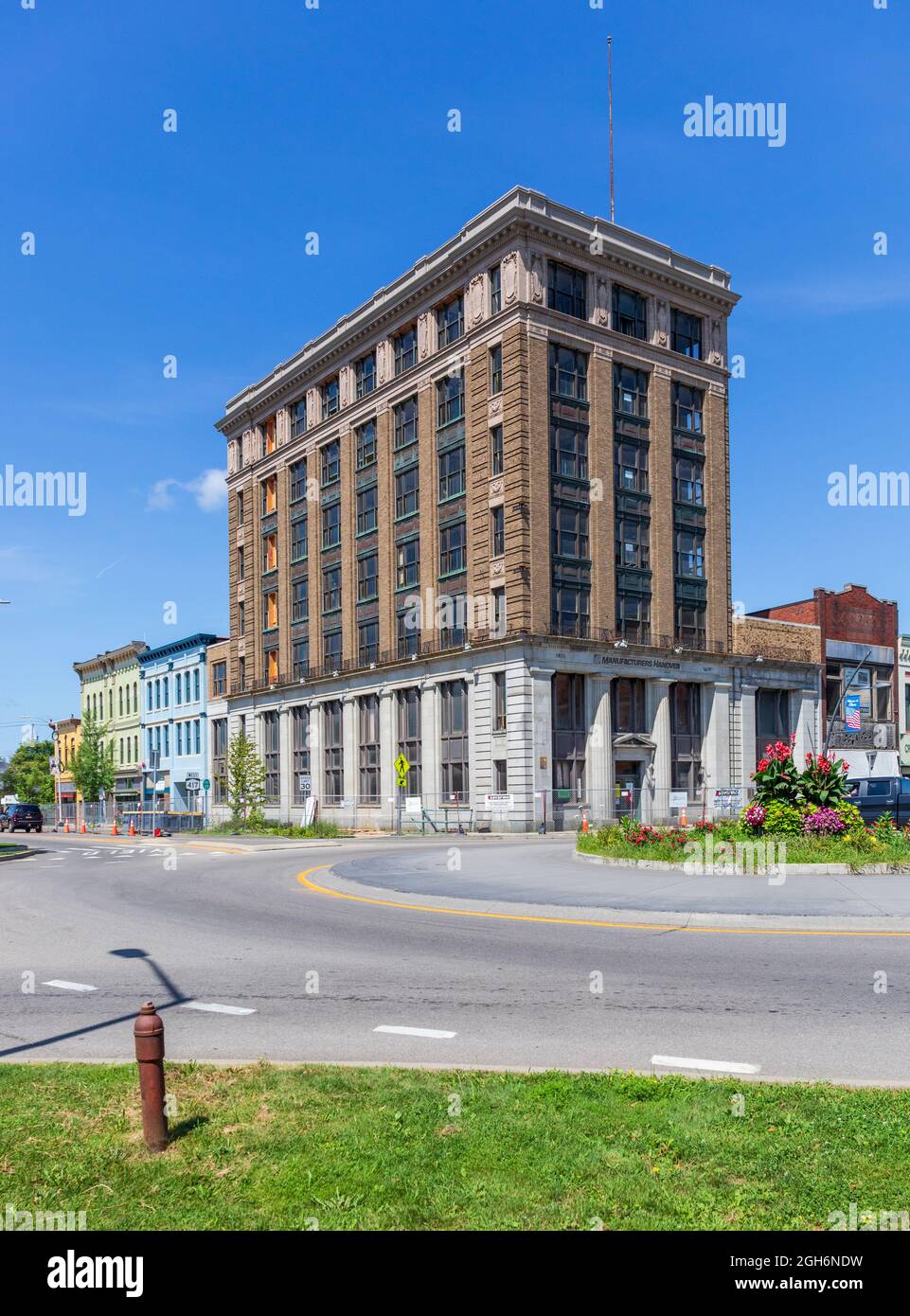 OLEAN, NY, USA-14. AUGUST 2021: Das Gebäude der Classical 1915 Manufacturers Hannover war ursprünglich die erste Nationalbank. Es ist für r geplant Stockfoto