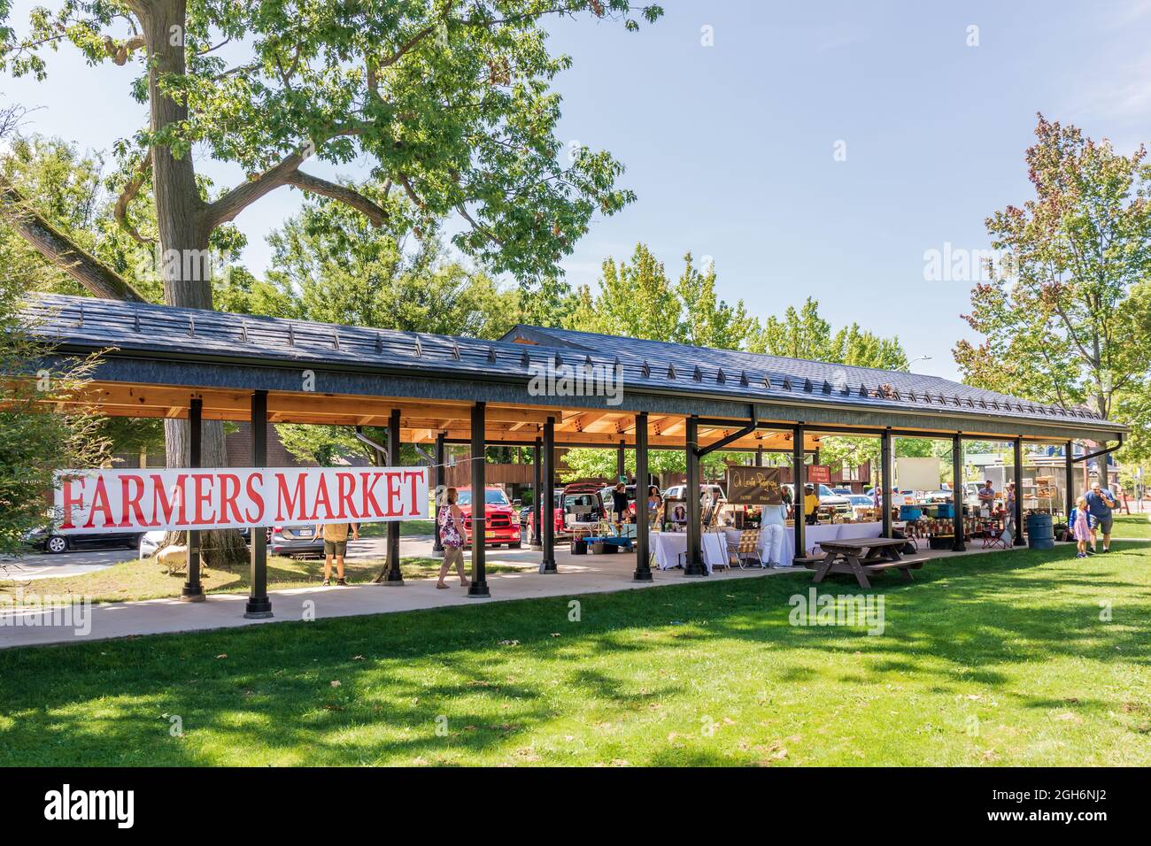 OLEAN, NY, USA-14. AUGUST 2021: Bauernmarkt, im Lincoln Park in der Innenstadt. Stockfoto