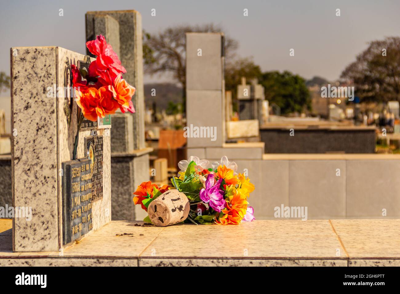 Details von Gräbern auf einem Friedhof in der Stadt Goiânia. Stockfoto