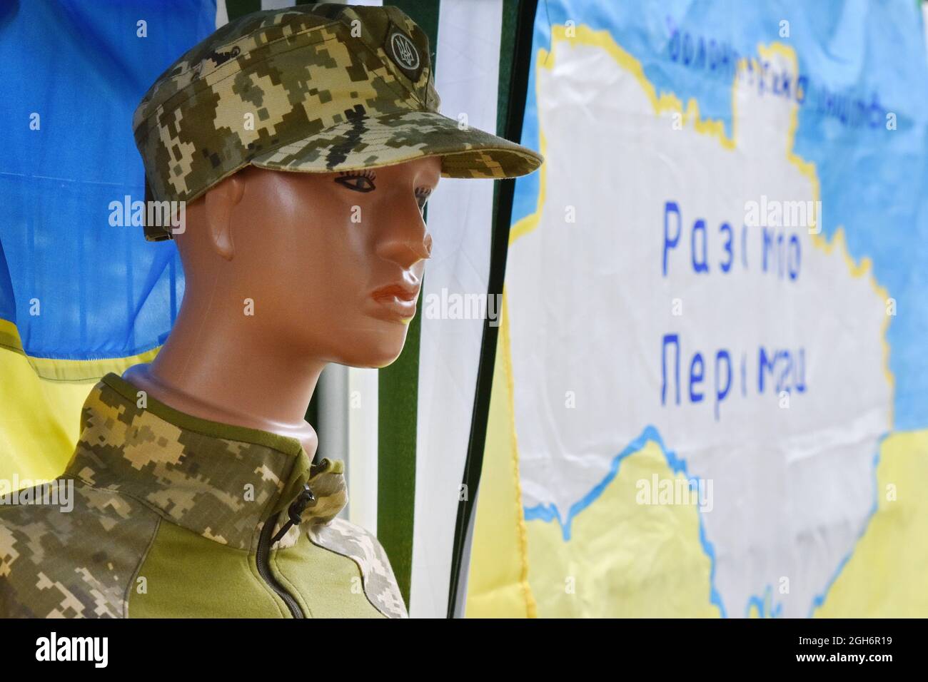 Kramatorsk, Ukraine. September 2021. Eine Schaufensterpuppe, die während des Volksfestes in Kramatorsk in Tarnkleidung gekleidet war.das 6. Volksfest der Amateurkunst, das der ukrainischen Volkskunstmalerin und Künstlerin der naiven Kunst Maria Prymachenko gewidmet ist. Die Ukraine ist berühmt für ihre leuchtenden Traditionen und das dynamische kulturelle Leben, das immer mehr Besucher in dieses schöne Land zieht. Kredit: SOPA Images Limited/Alamy Live Nachrichten Stockfoto