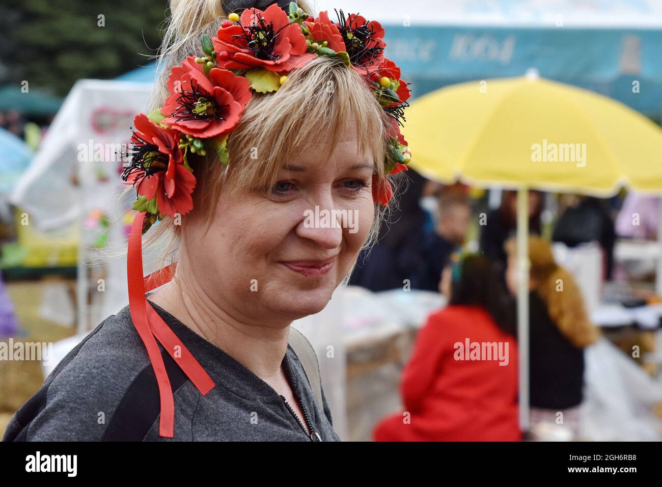 Kramatorsk, Ukraine. September 2021. Eine Frau, die während des Volksfestes in Kramatorsk ein nationales ukrainisches Stirnband mit Blumen trug.das 6. Volksfest der Amateurkunst, das der ukrainischen Volkskunstmalerin und Künstlerin der naiven Kunst Maria Prymachenko gewidmet ist. Die Ukraine ist berühmt für ihre leuchtenden Traditionen und das dynamische kulturelle Leben, das immer mehr Besucher in dieses schöne Land zieht. (Foto von Andriy Andriyenko/SOPA Images/Sipa USA) Quelle: SIPA USA/Alamy Live News Stockfoto
