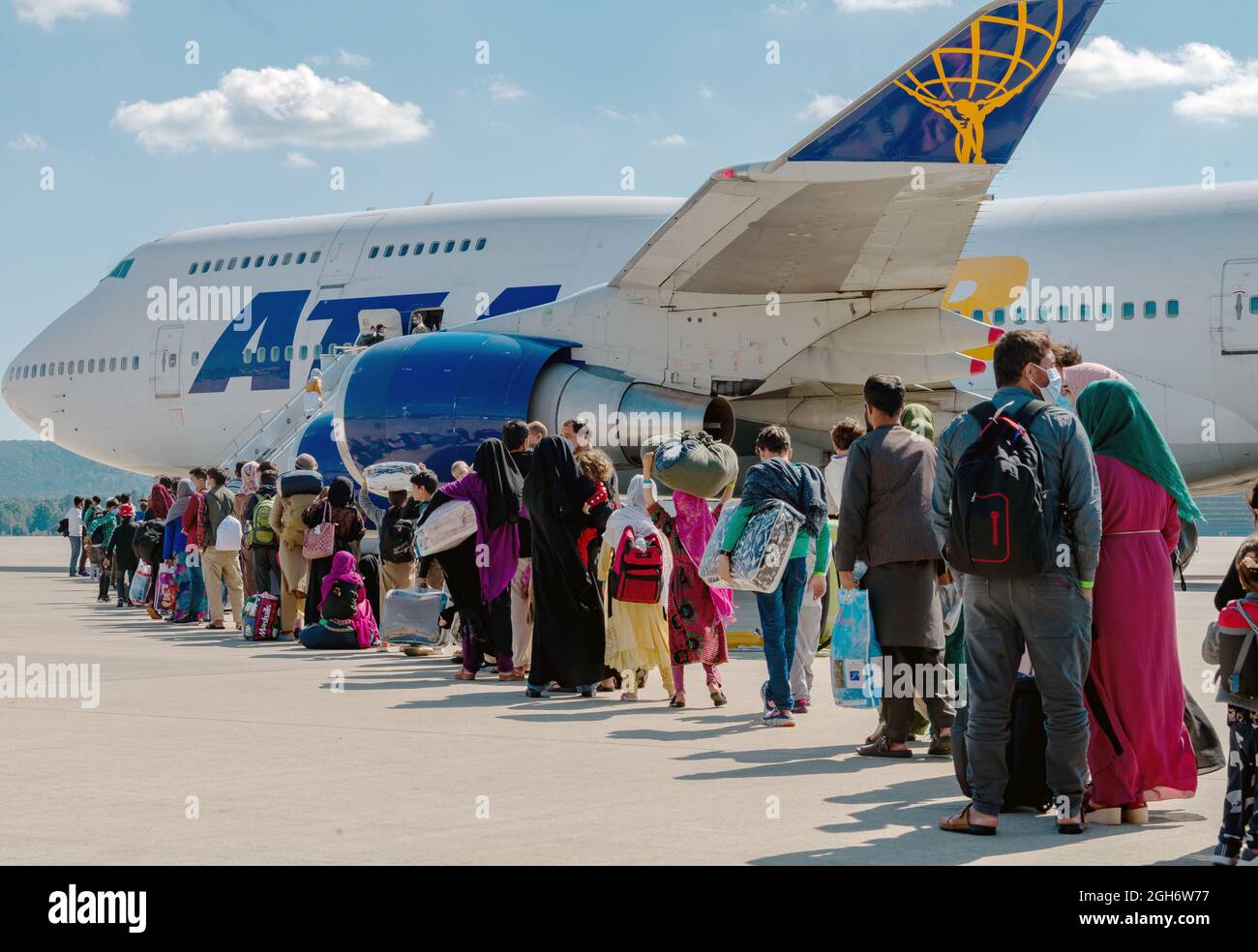 Afghanische Flüchtlinge, die aus Kabul evakuiert wurden, bestiegen ein Atlas Air-Verkehrsflugzeug für einen Abflug vom Ramstein Air Base am 4. September 2021 in Ramstein-Miesenbach, Deutschland. Ramstein ist der primäre Evakuierungshub, der qualifizierte Flüchtlinge an festere Orte verführt. Stockfoto