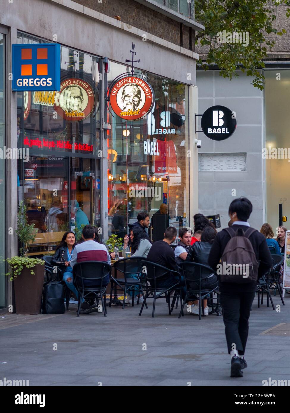 London Cafes - Fast Food & Coffee Shops in der Tottenham Court Road Central London - Greggs, Mikel Coffee & B Bagel Stores. London Fast Food Coffee. Stockfoto