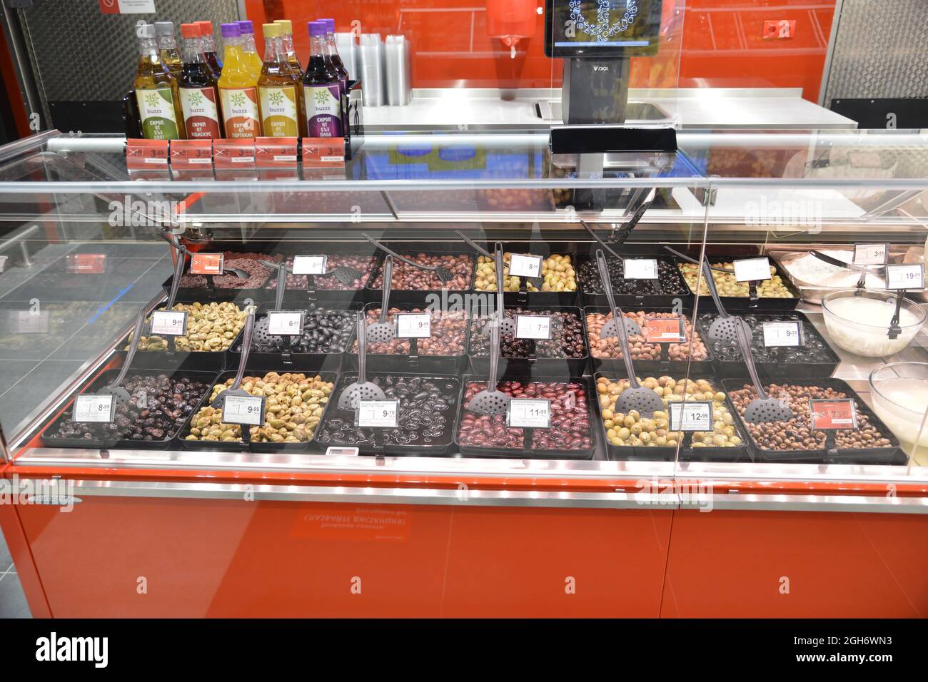 Sofia, Bulgarien - Aug 25 2021: Im Fantastiko Supermarkt. Oliven auf dem Display. Stockfoto