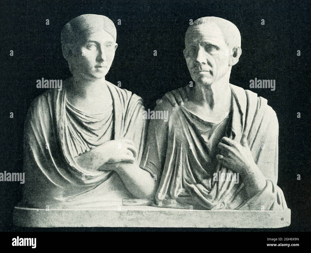 Dieses Foto aus dem Jahr 1910 zeigt eine antike römische Skulptur eines römischen Ehepaares. Das Stück ist im Kapitolinischen Museum in Rom untergebracht. Stockfoto
