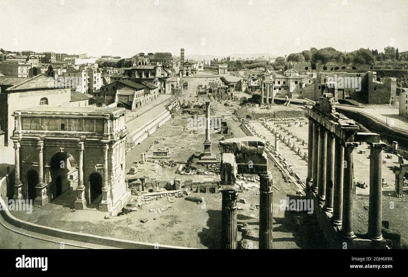 Im alten Rom war das Forum Markt und Treffpunkt und bestand aus einem offenen Platz, der von öffentlichen Gebäuden umgeben war. Das bekannteste Forum ist das Forum in Rom, das hier auf einem Foto aus dem Jahr 1910 abgebildet ist. Die Ausrichtung ist nach Westen ausgerichtet. Die drei stehenden Säulen in der Mitte waren einst Teil des Tempels von Castor und Pollux. Vor ihnen sind die Überreste des Hauses der Vestaljungfrauen. Dahinter befindet sich die Julianische Basilika. Rechts befindet sich die Sacra Via (Heiliger Weg) Stockfoto