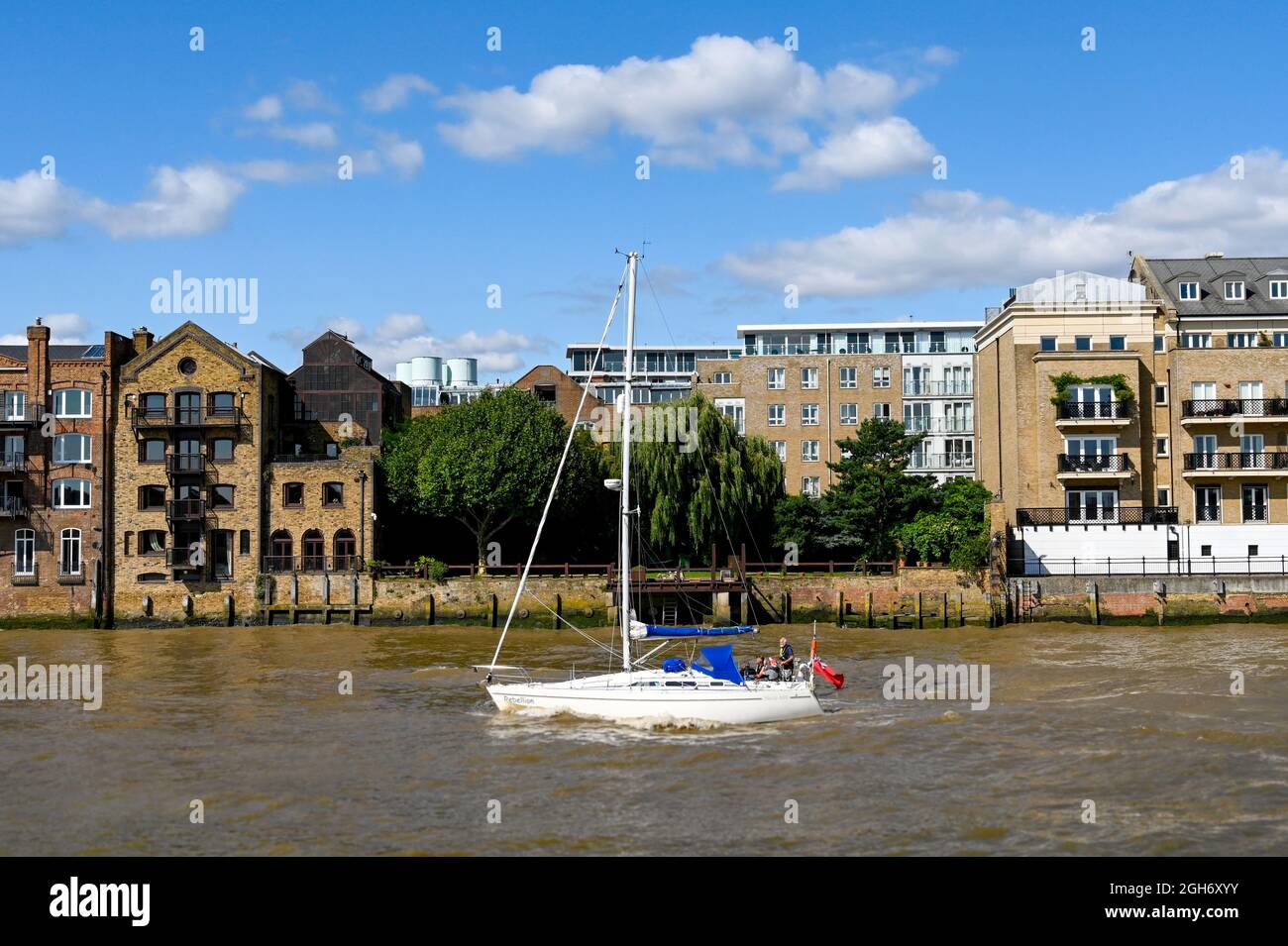 London, England - August 2021: Segelboot auf der Themse im Zentrum von London Stockfoto