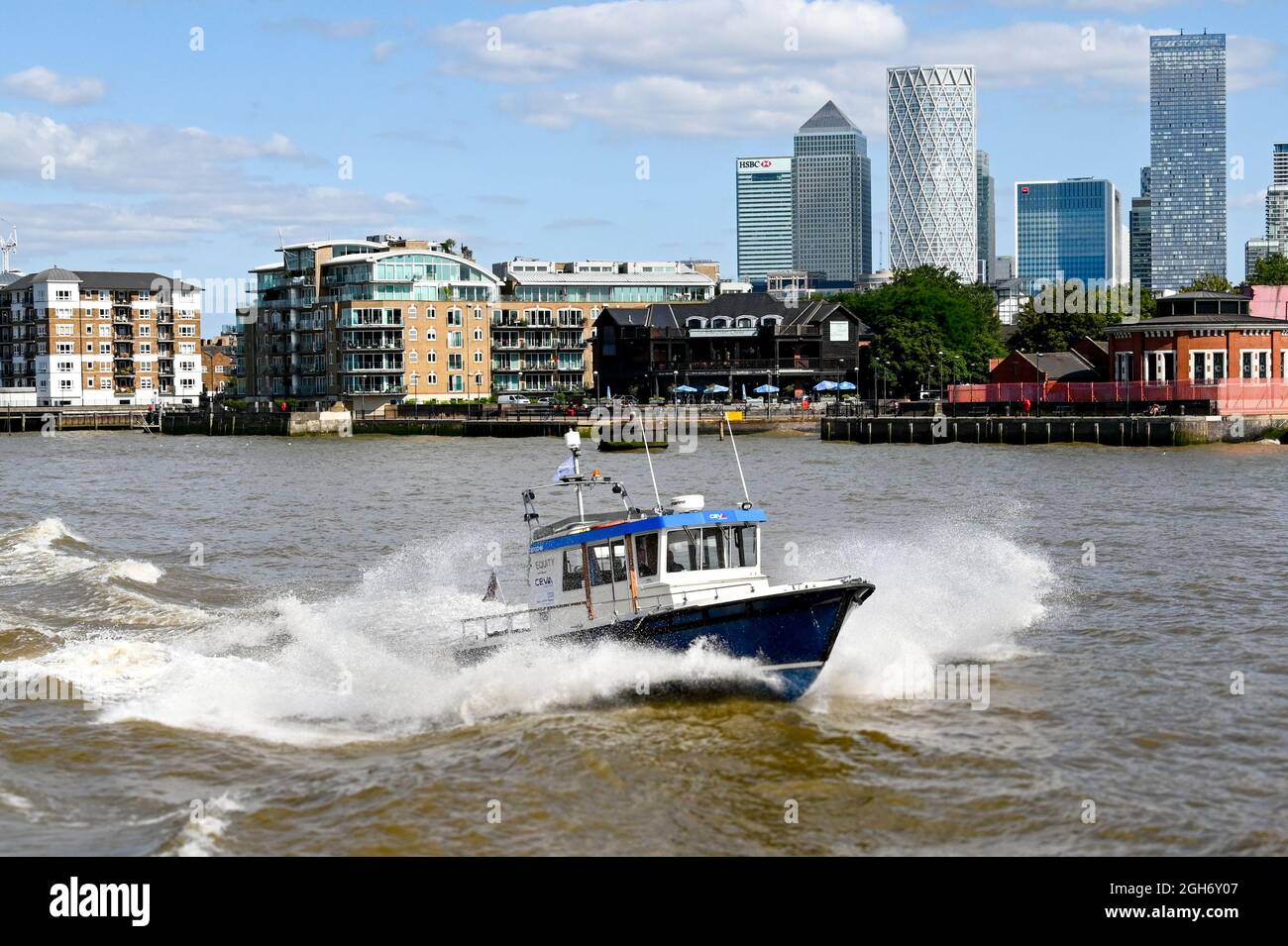 London, England - 2021. August: Schnellboot auf der Themse mit Wellen und Spray aus seinem Bug Stockfoto