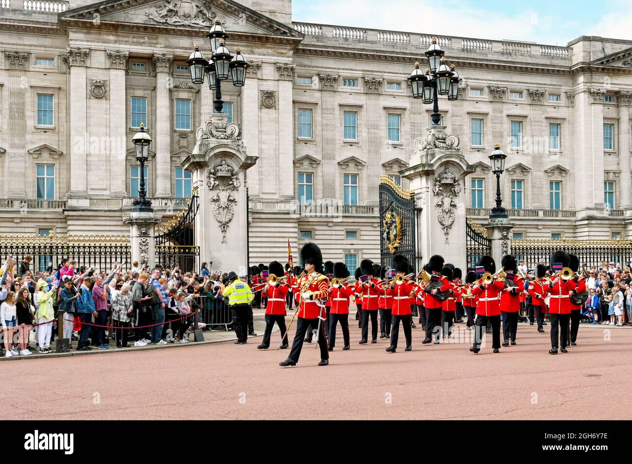 London, England - 2021. August: Regimentsband der Welsh Guards marschiert nach der Wachwechsel-Zeremonie vom Buckingham Palace Stockfoto