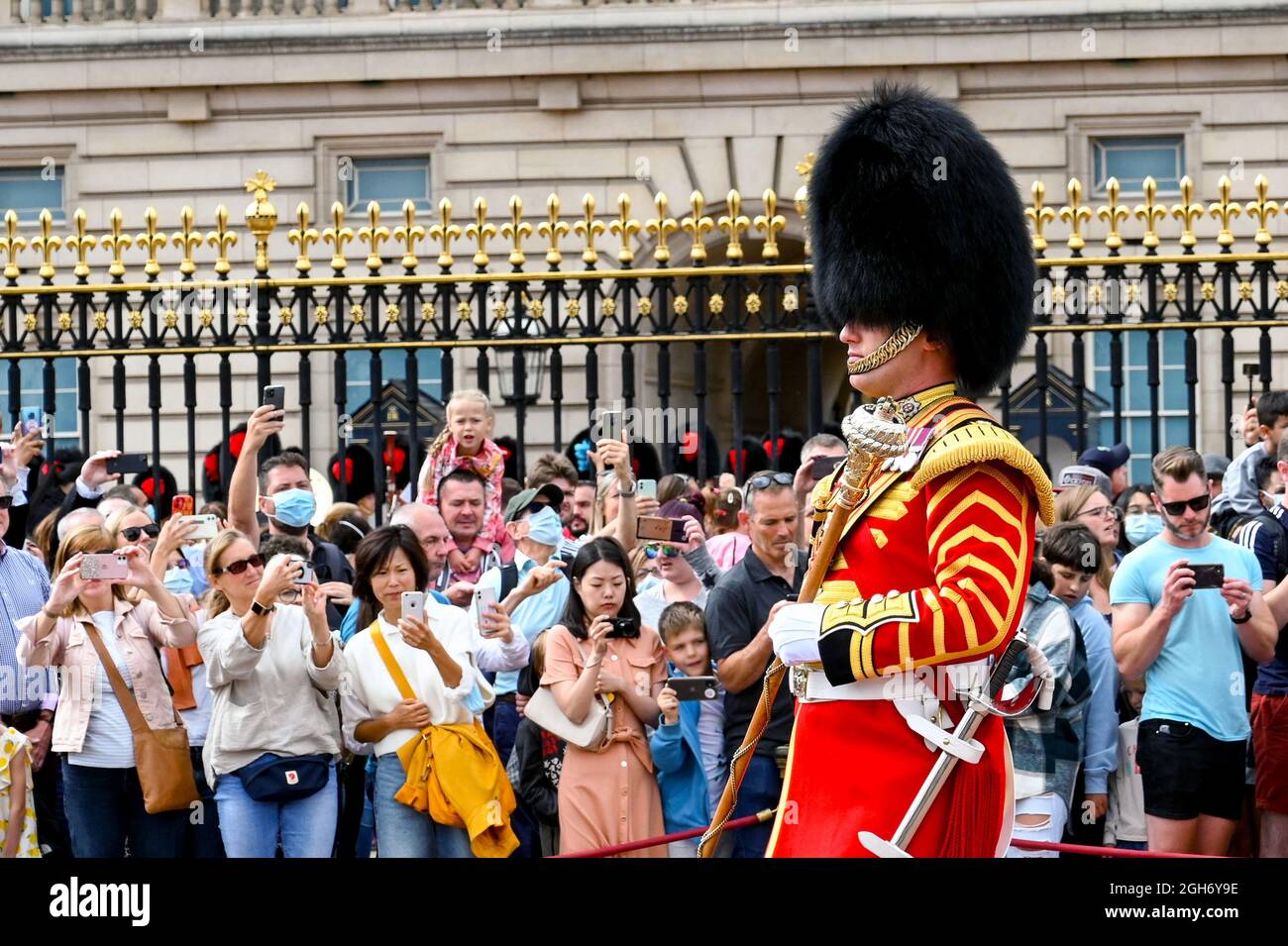 London, England - 2021. August: Regimentsfeldwebel Major führt die Regimentsband der Welsh Guards an, während sie vom Buckingham Palace marschieren Stockfoto