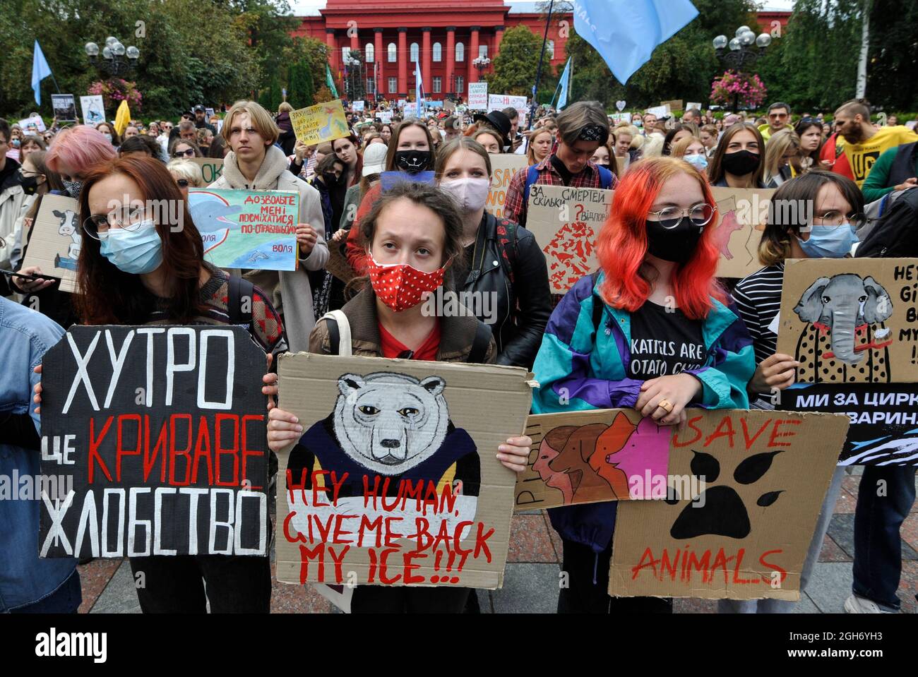 Kiew, Ukraine. September 2021. Tierschutzaktivisten halten Plakate während einer Kundgebung in Kiew ab.In Kiew Fand Ein marsch für Tierrechte unter dem Motto "der Schutz der Schwachen ist das Geschäft der Starken" statt, um die Aufmerksamkeit der Behörden auf die Notwendigkeit des Tierschutzes zu lenken. Tierschützer fordern ein Verbot der Jagd, Tierversuche von Kosmetika und Haushaltschemikalien sowie die Schließung von Streichelzoos, Pelzfarmen und Delfinarien. Kredit: SOPA Images Limited/Alamy Live Nachrichten Stockfoto