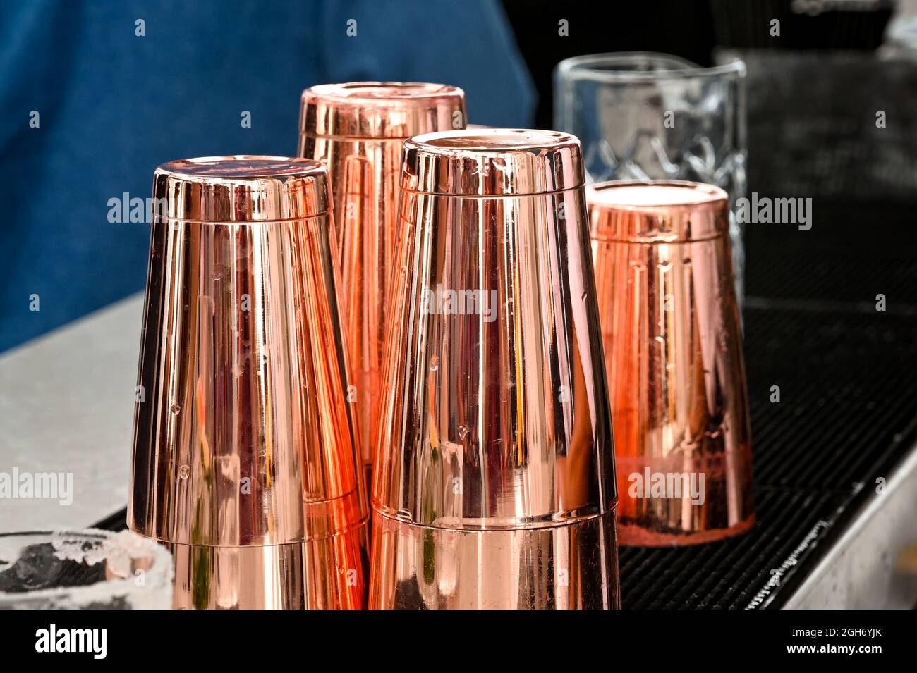 Leere Cocktail-Shaker stehen an einer Bar. Keine Personen. Stockfoto