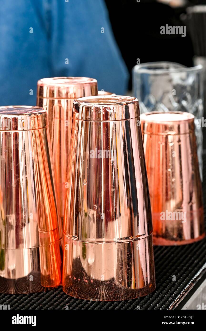 Leere Cocktail-Shaker stehen an einer Bar. Keine Personen. Stockfoto