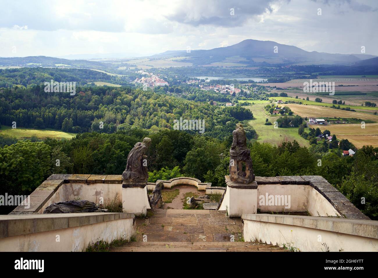 USTEK, TSCHECHISCHE REPUBLIK - 29. AUGUST 2021: Wallfahrtsort auf einem Hügel namens Kalvarie oder kalvarienberg, mit Sommerlandschaft im Hintergrund Stockfoto