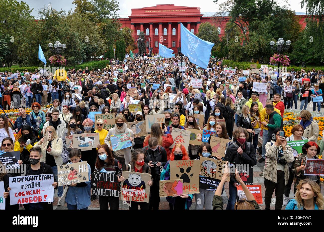 Kiew, Ukraine. September 2021. Tierschutzaktivisten halten Plakate während einer Kundgebung in Kiew ab.In Kiew Fand Ein marsch für Tierrechte unter dem Motto "der Schutz der Schwachen ist das Geschäft der Starken" statt, um die Aufmerksamkeit der Behörden auf die Notwendigkeit des Tierschutzes zu lenken. Tierschützer fordern ein Verbot der Jagd, Tierversuche von Kosmetika und Haushaltschemikalien sowie die Schließung von Streichelzoos, Pelzfarmen und Delfinarien. (Foto: Sergei Chuzavkov/SOPA Images/Sipa USA) Quelle: SIPA USA/Alamy Live News Stockfoto