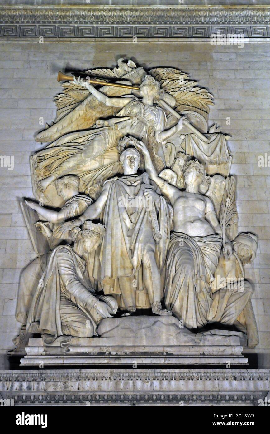 Nächtliches Detail der Skulpturengruppe Le Triomphe de 1810 des Bildhauers Jean-Pierre Cortot auf dem Wahrzeichen Arc de Triomphe in Paris. Stockfoto