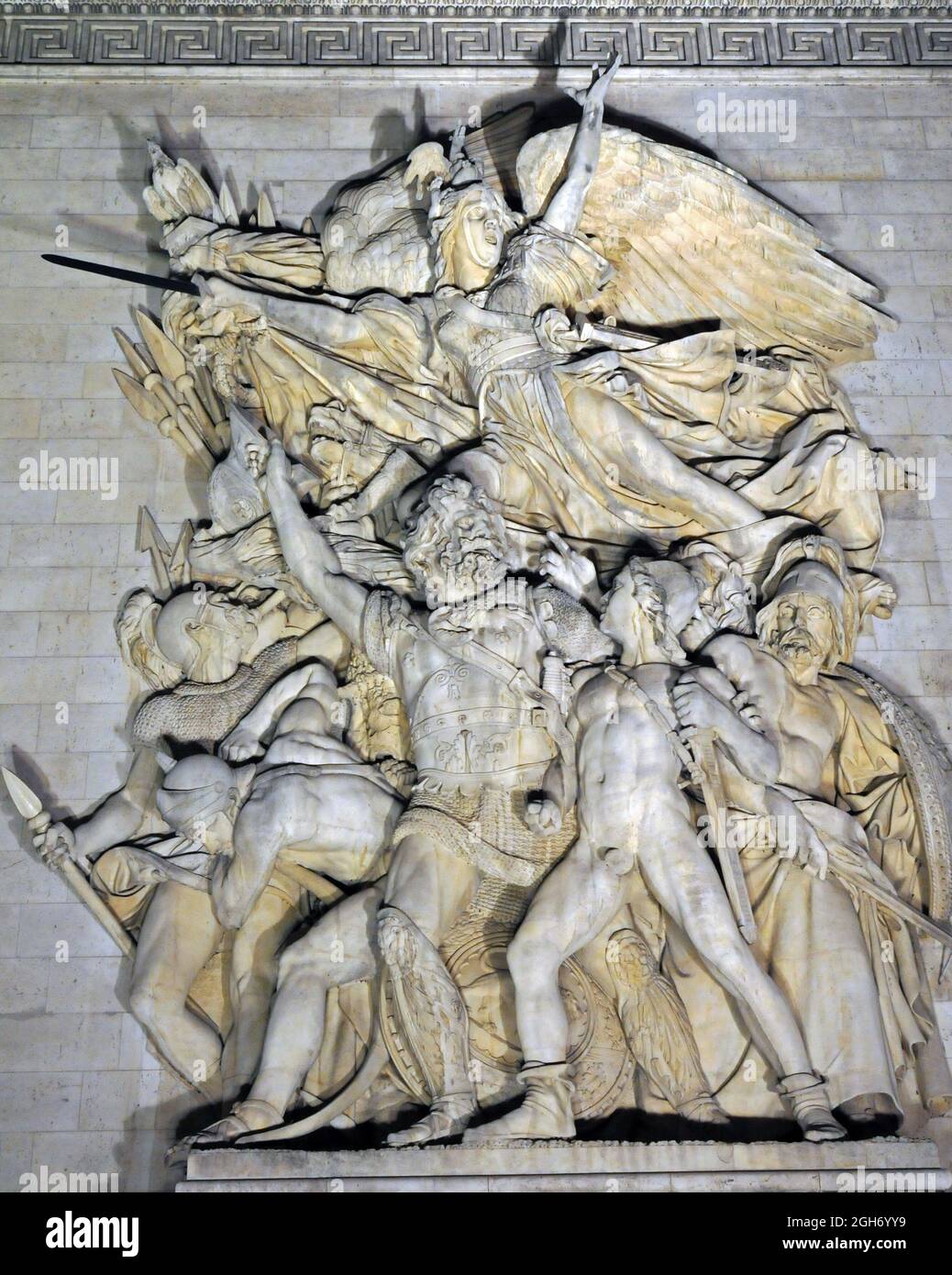 Nächtliches Detail der Skulptur Départ des volontaires de 1792 (Abfahrt der Freiwilligen) von François Rude, am Pariser Wahrzeichen Arc de Triomphe. Stockfoto