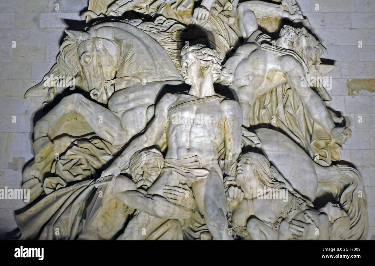 Nächtliches Detail der Skulpturengruppe La Résistance de 1814 des Bildhauers Antoine Étex auf dem Wahrzeichen Arc de Triomphe in Paris. Stockfoto