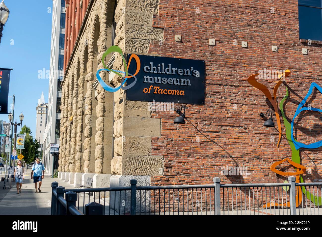 Tacoma, WA USA - ca. August 2021: Blick auf das Äußere des Kindermuseums von Tacoma an einem sonnigen, wolkenlosen Tag Stockfoto