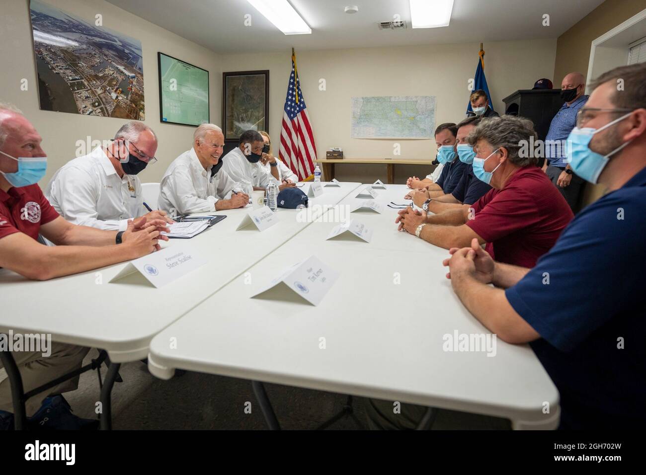 Laplace, Vereinigte Staaten von Amerika. 03. September 2021. US-Präsident Joe Biden während einer Briefing über die Reaktion auf den Or000 Ida im St. John Parish Emergency Operations Center, 3. September 2021 in Laplace, Louisiana. Gouverneur Von Louisiana John Bel Edwards, links, und der leitende Berater des Weißen Hauses, Cedric Richmond, rechts, schauen Sie auf. Bild: Adam Schultz/White House Photo/Alamy Live News Stockfoto