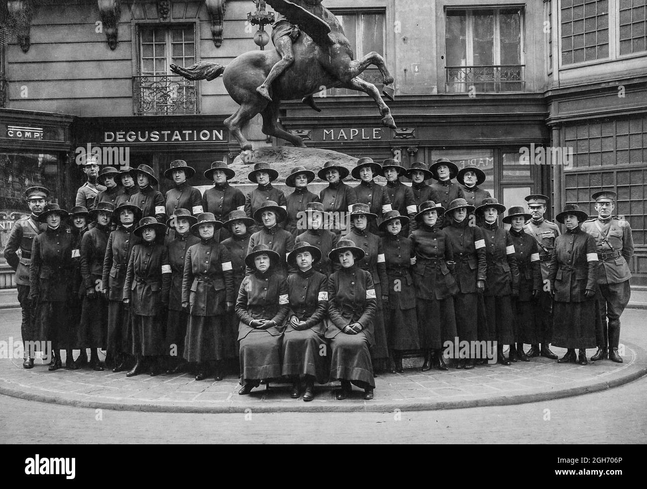 Amerikanische Telefonmädchen bei der Ankunft für die „Hello“-Pflicht in Frankreich. Sie alle können sowohl Englisch als auch Französisch sprechen., 3/1918 Stockfoto