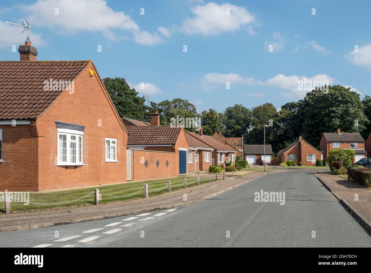 Moderne gemauerte Bungalows und Häuser im Norfolk-Dorf Dersingham. Stockfoto