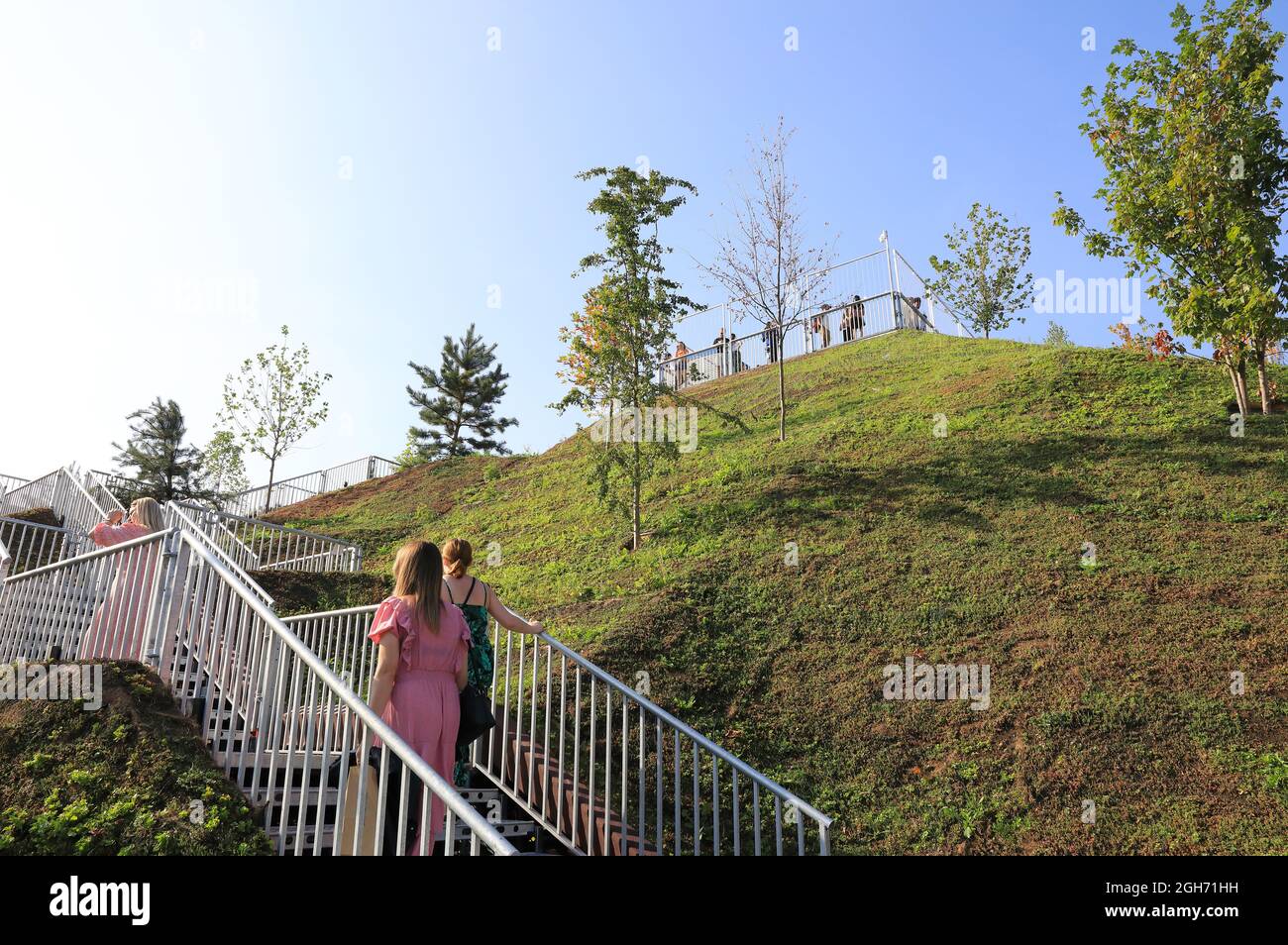 Marble Arch Mound, eine temporäre Installation - ein 25 m hoher künstlicher Hügel, mit einer Aussichtsplattform an der Spitze, gebaut, um Menschen nach London zurückzulocken Stockfoto