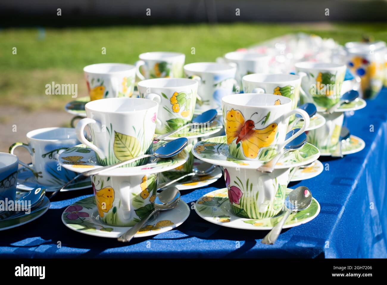 Handbemalte Butterfly-Kaffeetassen. Catering-Service im Sommer mit märchenhaften Partymotiven. Stockfoto