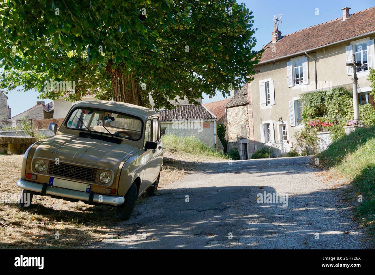 Altes französisches Auto im Straßenbild Stockfoto