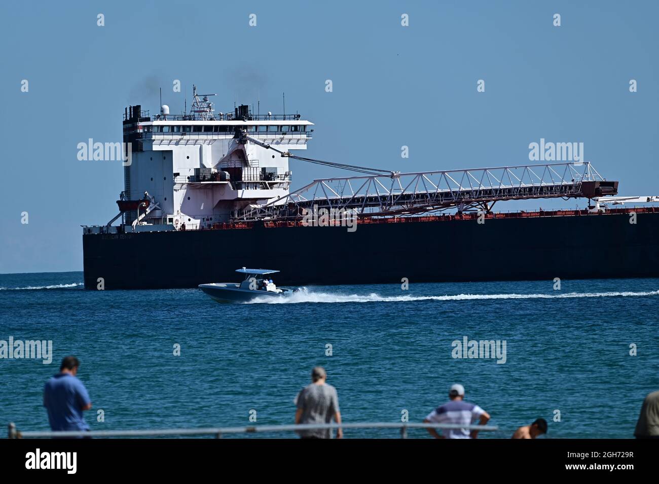 FOTO 4: 1981 M/V AMERICAN CENTURY geht entlang des St. Clair River in der Nähe von Port Huron, MI, und nähert sich der Blue Water Bridge. Das Schiff ist 301 m lang. Stockfoto