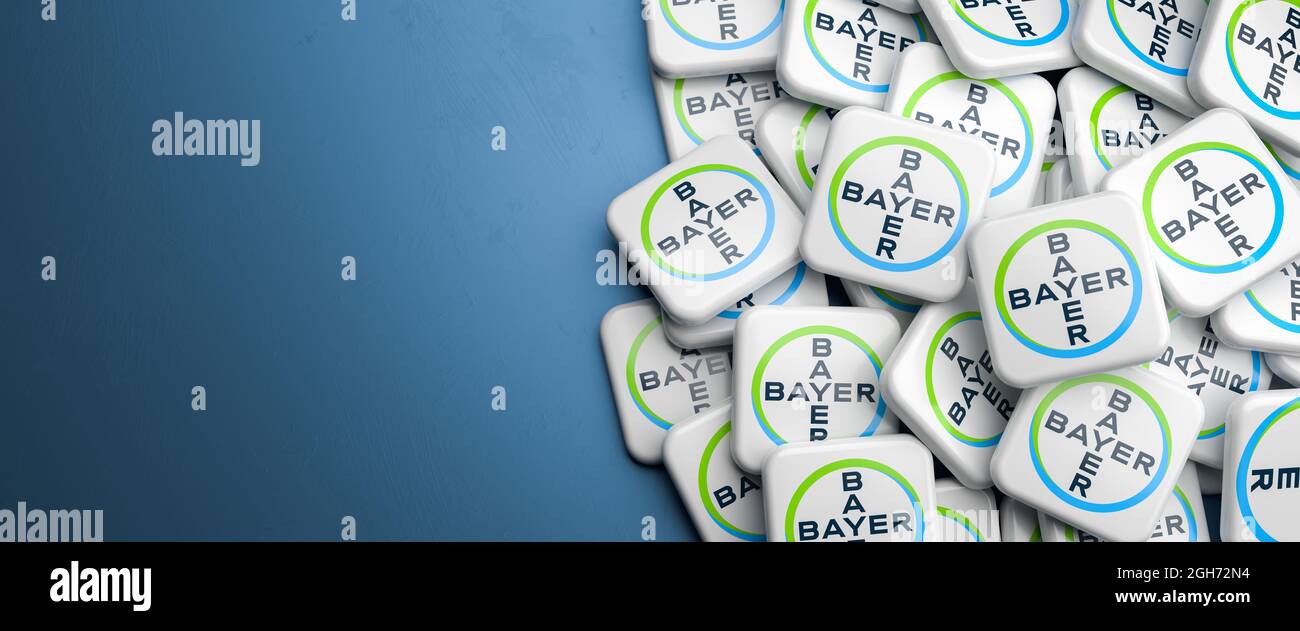 Logos des deutschen Pharma- und Life-Sciences-Unternehmens Bayer auf einem Haufen auf einem Tisch. Speicherplatz kopieren. Webbanner-Format. Stockfoto