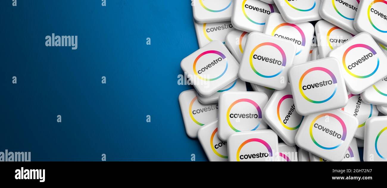 Logos des deutschen Herstellers von Polyurethan und Polycarbonat Covestro auf einem Haufen auf einem Tisch. Speicherplatz kopieren. Webbanner-Format. Stockfoto