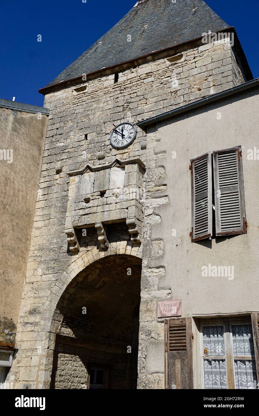 Das mittelalterliche Stadttor zu Noyers sur Serein in Frankreich Stockfoto