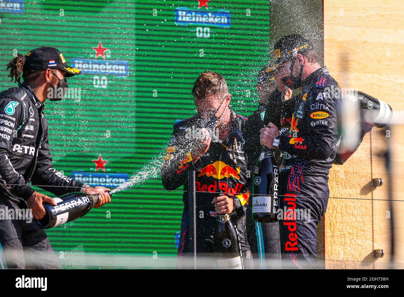 ZANDVOORT, NIEDERLANDE - 5. SEPTEMBER: Lewis Hamilton aus Großbritannien und Mercedes AMG Petronas, Max Verstappen aus den Niederlanden und Red Bull Racing sowie der Maschinenbauer Wolverson von Red Bull Racing beim Rennen des F1 Grand Prix der Niederlande auf dem Circuit Zandvoort am 5. September 2021 in Zandvoort, Niederlande. (Foto von Marcel ter Bals/Orange Picics) Credit: Orange Pics BV/Alamy Live News Stockfoto