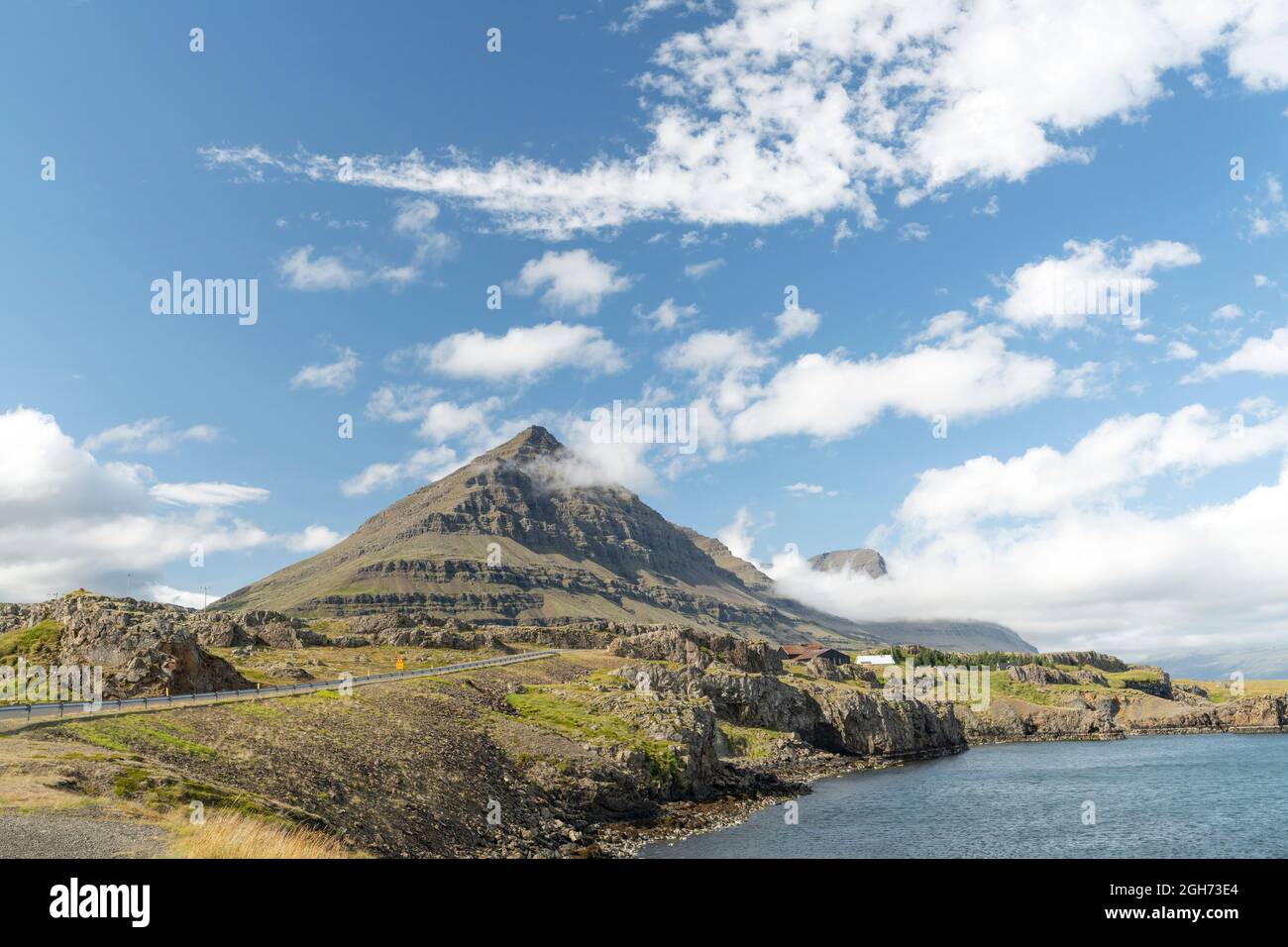 Ansicht von Djupivogur mit Blick auf den Berg Bulandstindur, Island Stockfoto