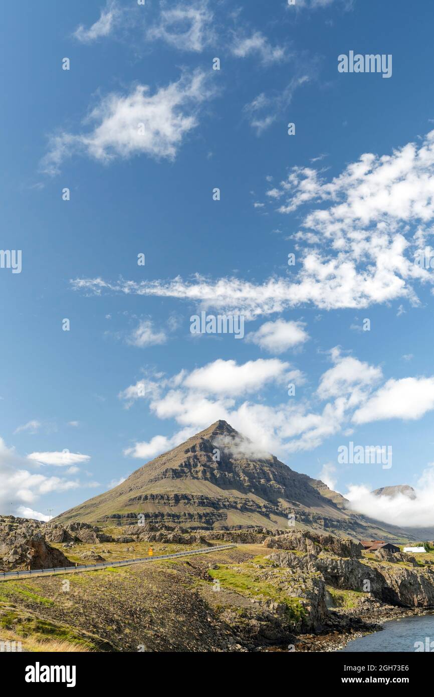 Ansicht von Djupivogur mit Blick auf den Berg Bulandstindur, Island Stockfoto