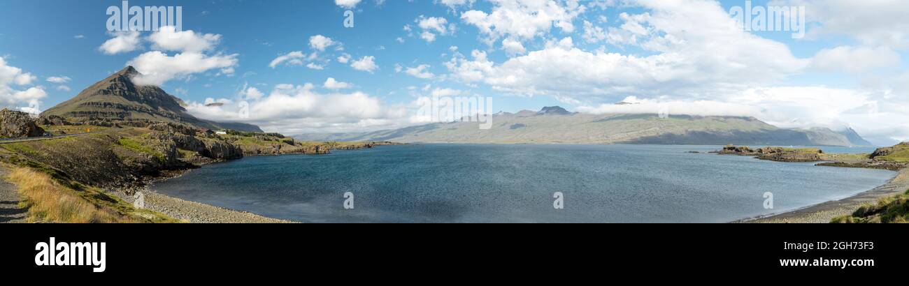 Panoramablick auf Djupivogur mit dem Berg Bulandstindur, Island Stockfoto