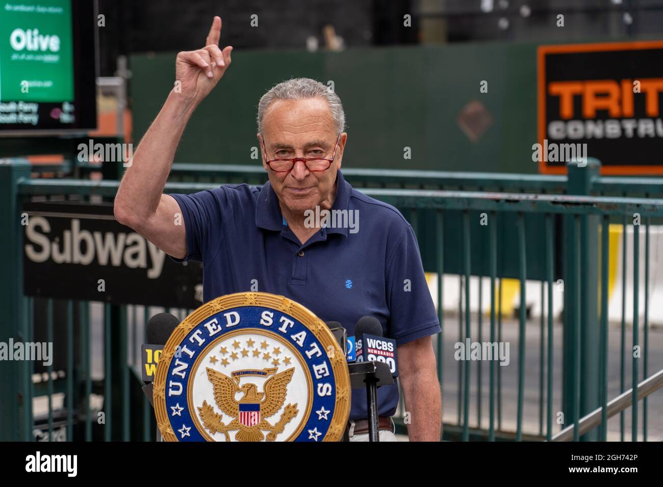 New York, Usa. September 2021. Chuck Schumer (D-NY), Mehrheitsführer des Senats, spricht auf einer Pressekonferenz in Chelsea, New York City. An einem der Orte, an denen die U-Bahn während der Ida überflutet wurde, sagt US-Senator Charles Schumer, der Sturm sei zusammen mit anderen eine Warnglocke für New York und die Nation. Senator Schumer setzt sich für die Verabschiedung der beiden überparteilichen Infrastrukturgesetze zur Bekämpfung des Klimawandels ein, bevor es zu spät ist. Kredit: SOPA Images Limited/Alamy Live Nachrichten Stockfoto