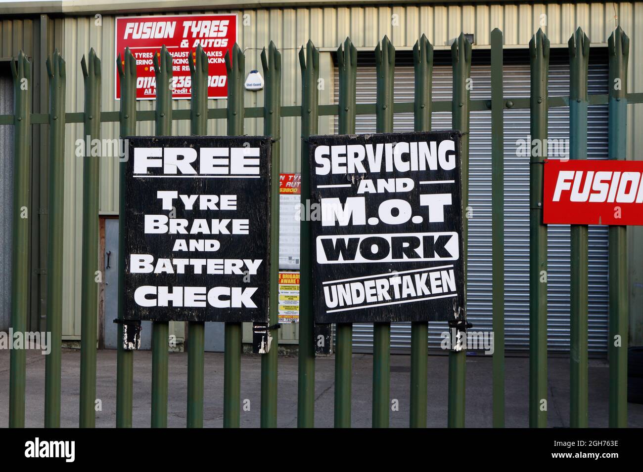 Service- und Reparaturarbeiten vor einer Garage in Millhouses Sheffield England Stockfoto