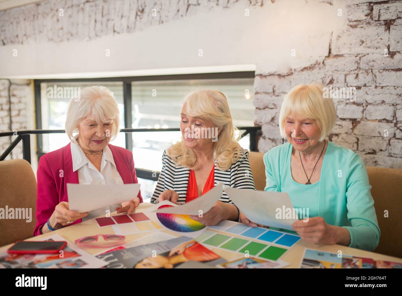 Drei Modedesigner diskutieren über ein neues Projekt Stockfoto