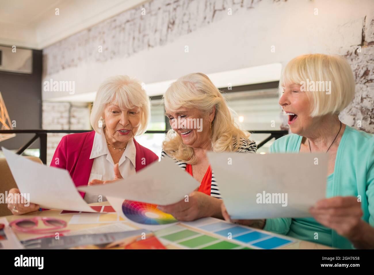 Drei Modedesigner diskutieren über ein neues Projekt Stockfoto