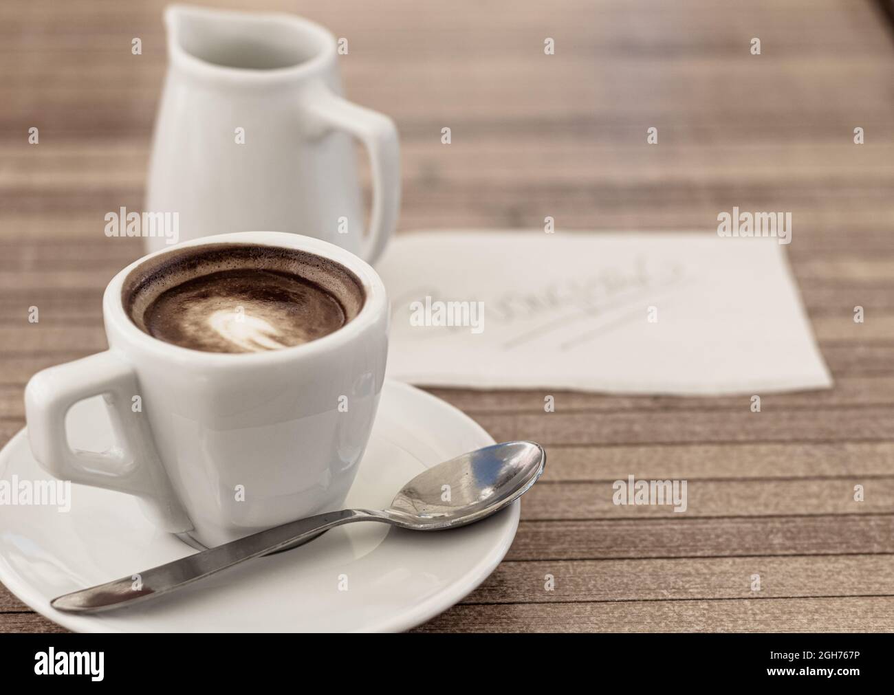 tasse Kaffee mit Aufschrift Guten Morgen auf italienisch im Hintergrund  Stockfotografie - Alamy