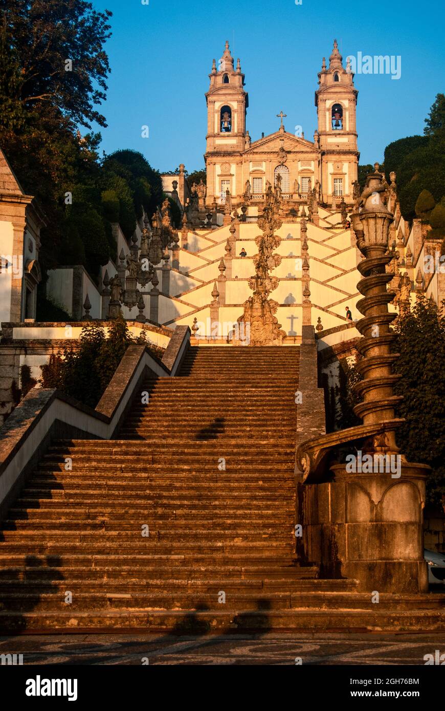 Dekorative Treppe zur Kirche Bom Jesus do Monte bei Sonnenuntergang - Braga, Portugal, Vertikal Stockfoto