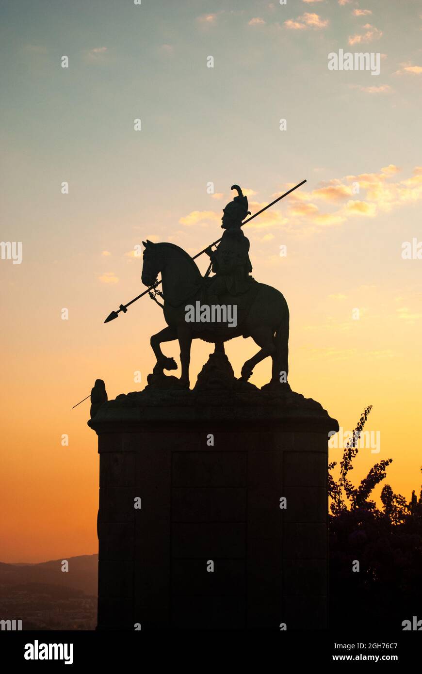 Silhoette einer Statue des Soldaten mit einem Gipfel Reiten ein Pferd gegen bunten Sonnenuntergang Himmel - Bom Jesus do Monte, Braga, Portugal, Vertical Stockfoto