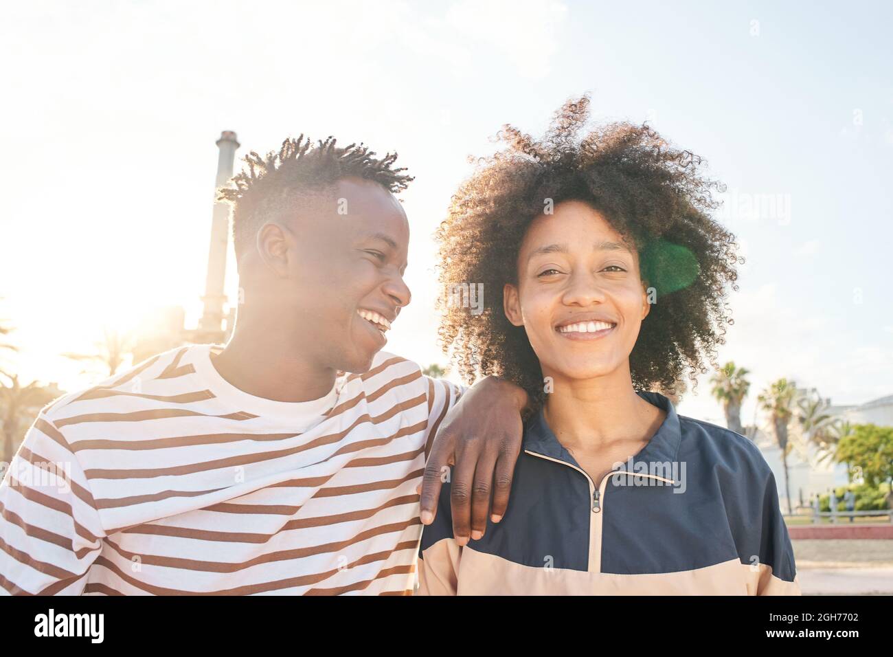 Portrait Blick auf die Kamera eines Paares, Freunde oder Brüder schwarzen Menschen. Stockfoto