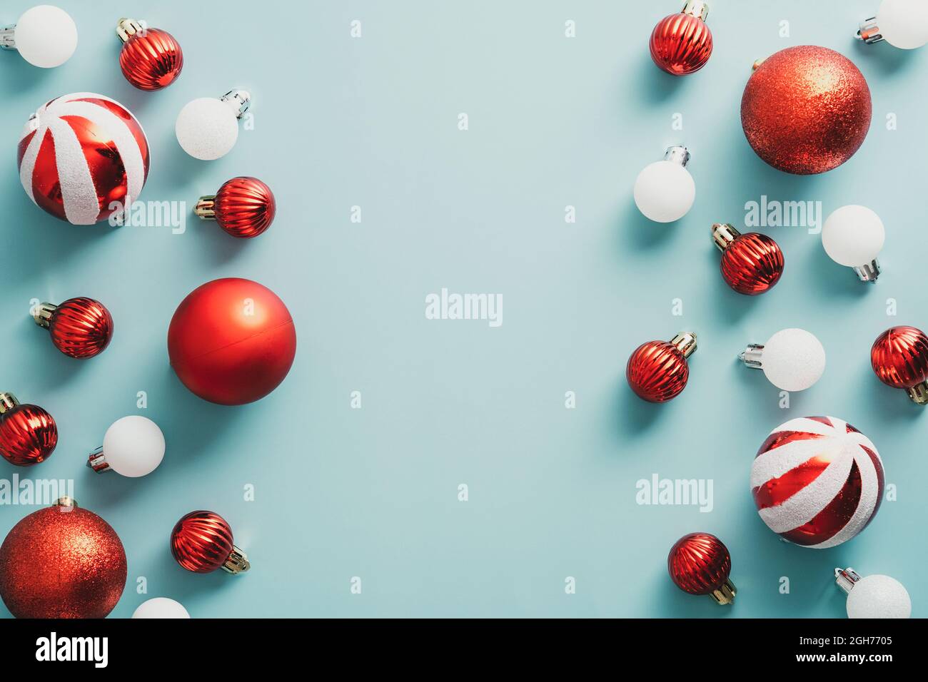 Vintage Weihnachten Hintergrund Mit Roten Und Weissen Kugeln Dekoration Vorlage Fur Weihnachtskarten Im Retro Stil Stockfotografie Alamy