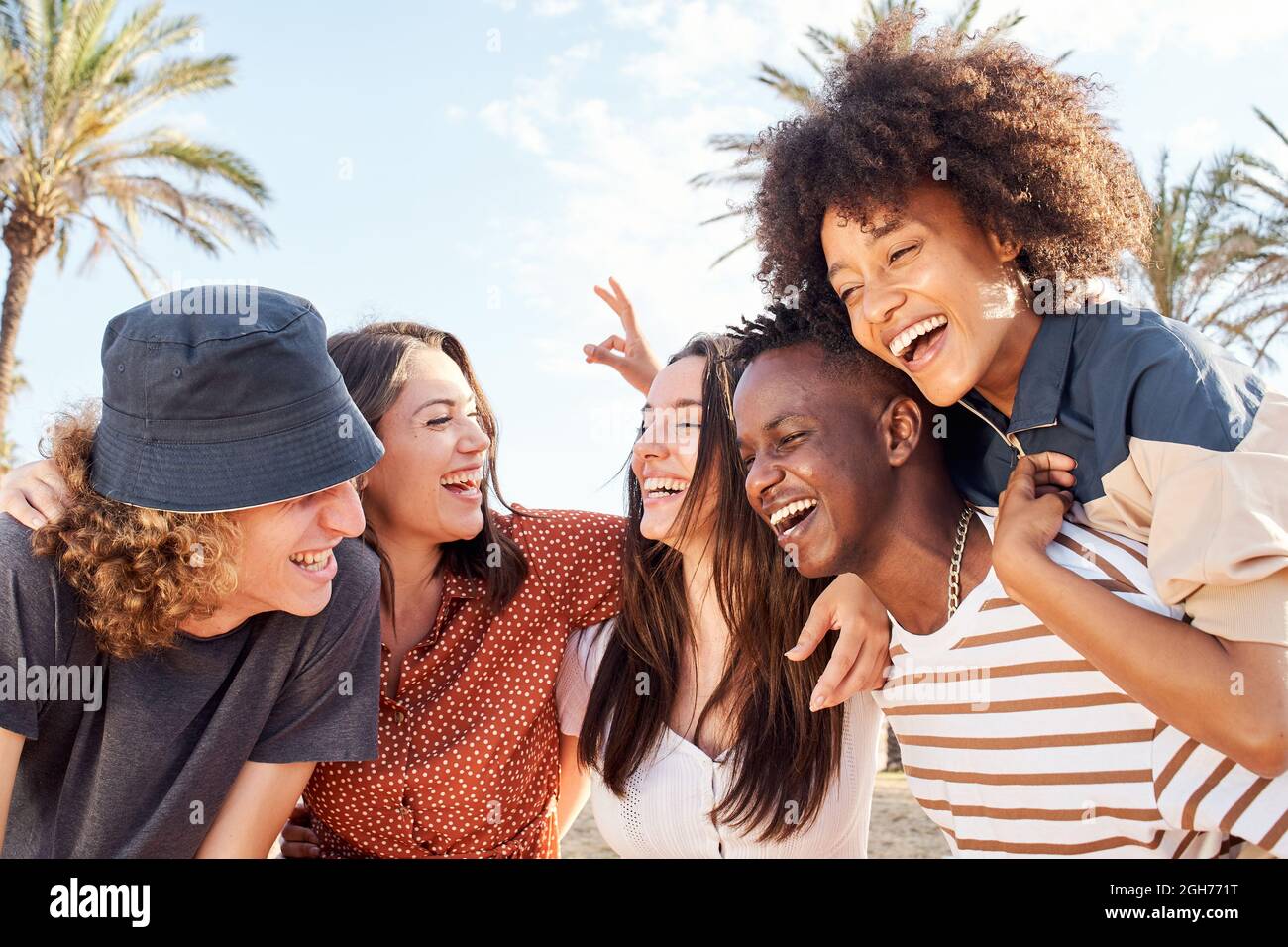 Gruppe von jungen Menschen verschiedener Rassen lachen und Spaß im Freien haben. Konzept von Urlaub, Spaß haben, Freizeit, Sommer. Stockfoto
