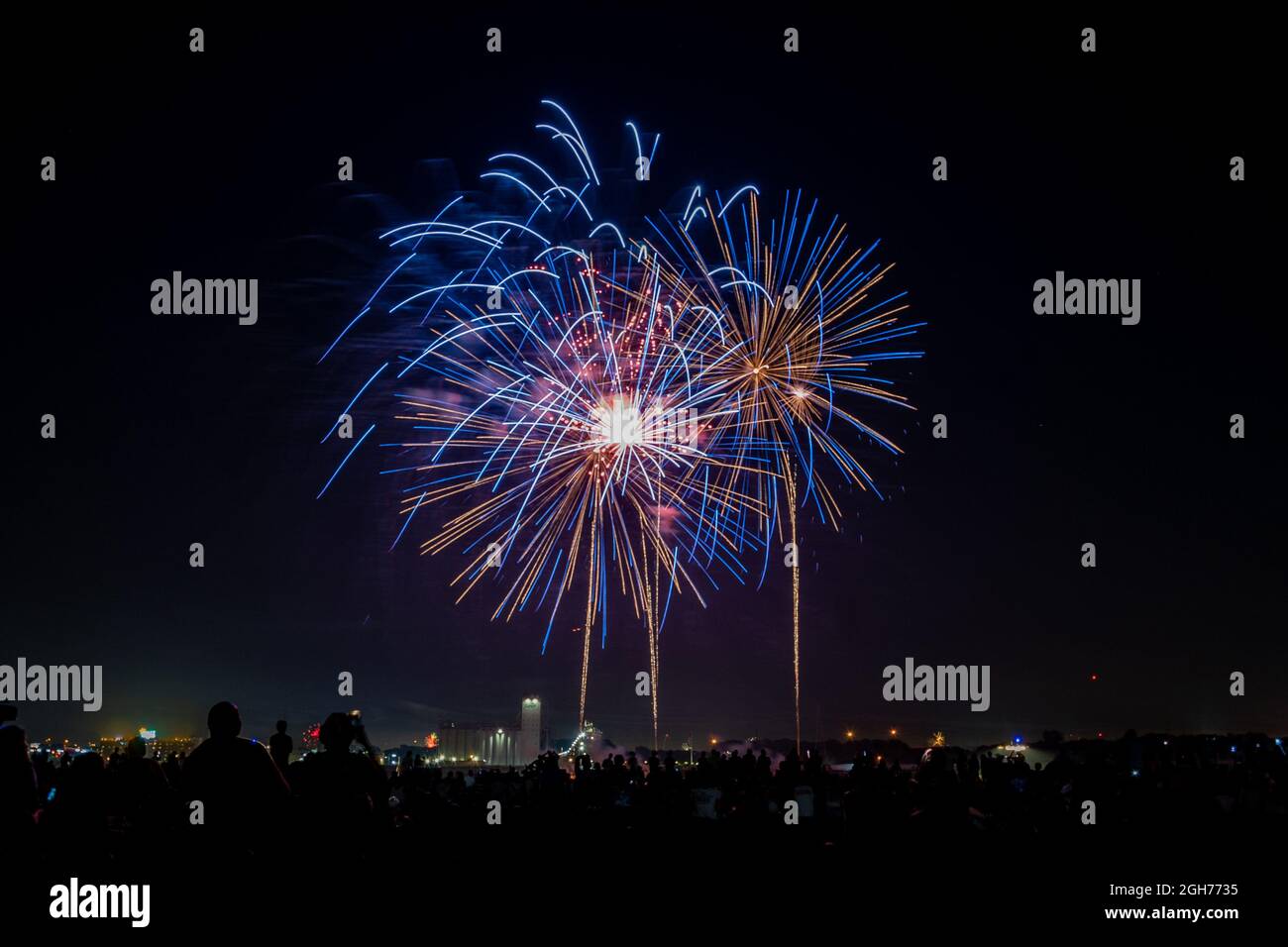 Feuerwerk über dem Mississippi River am 4. Juli in St. Louis, Missouri. Stockfoto