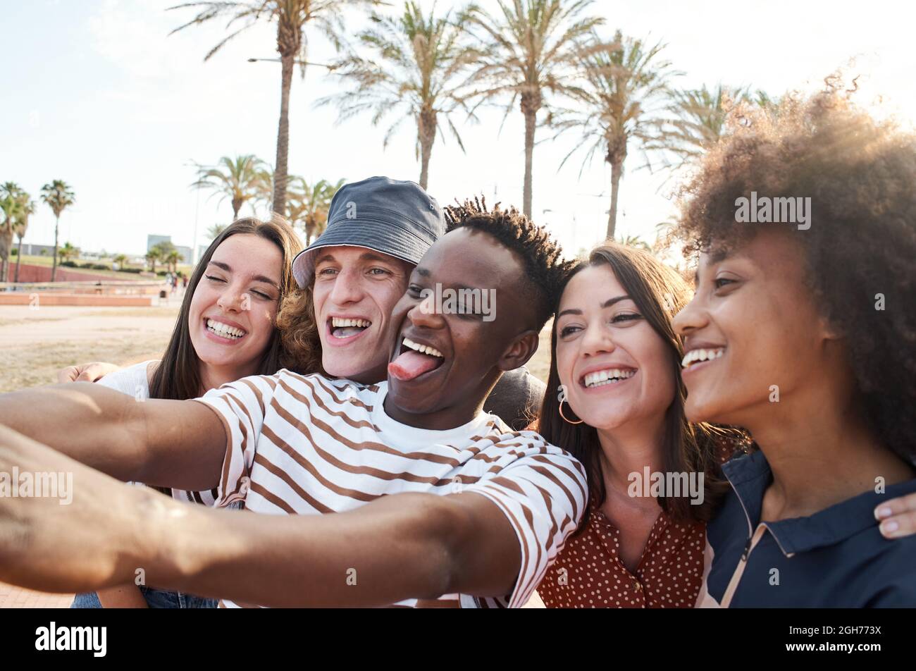 Junge interracial Freunde machen ein Bild. Gruppe von Menschen genießen ihre Freizeit zusammen. Stockfoto